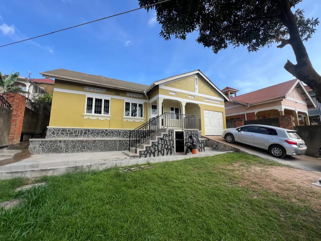 House for sale on Konge hill with 3 bedrooms and boys quarters - image 1